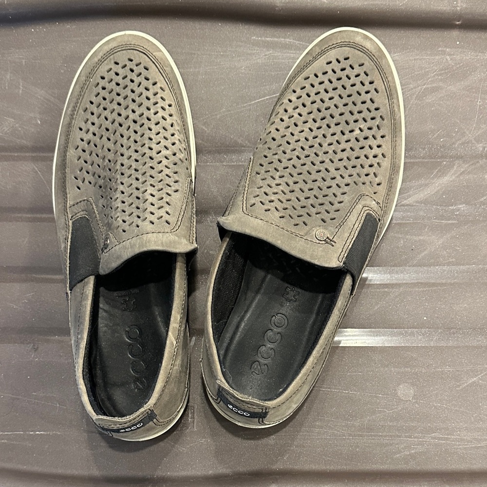 ECCO Men's Perforated Gray Slip-Ons